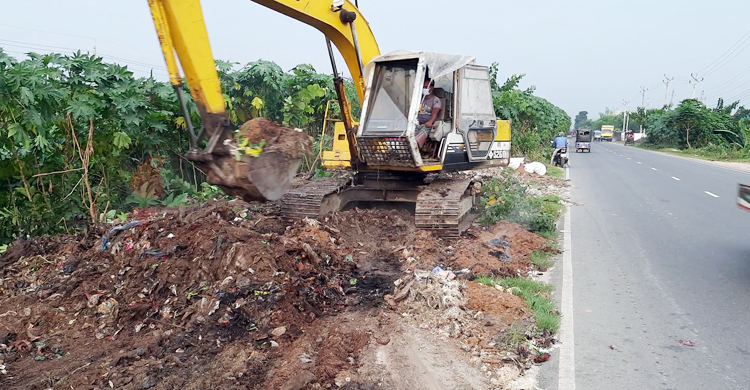 কুষ্টিয়া-রাজবাড়ী মহাসড়কের পাশে আবর্জনার ভাগাড়