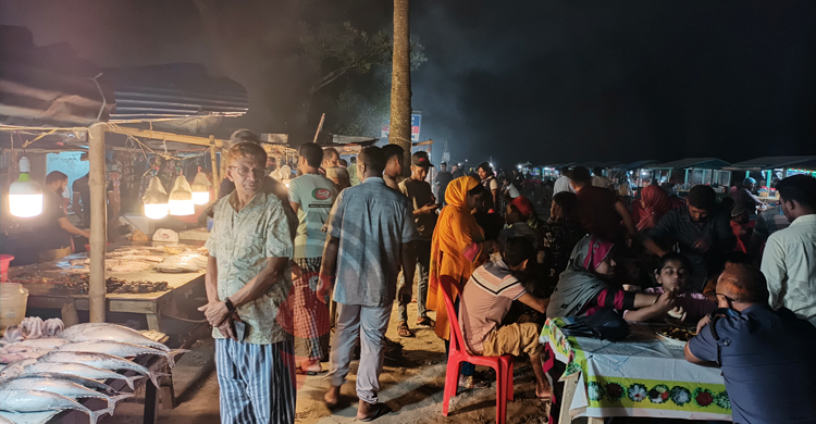 সন্ধ্যা নামতেই জমে ওঠে কুয়াকাটার ‘ফিশ ফ্রাই’ মার্কেট