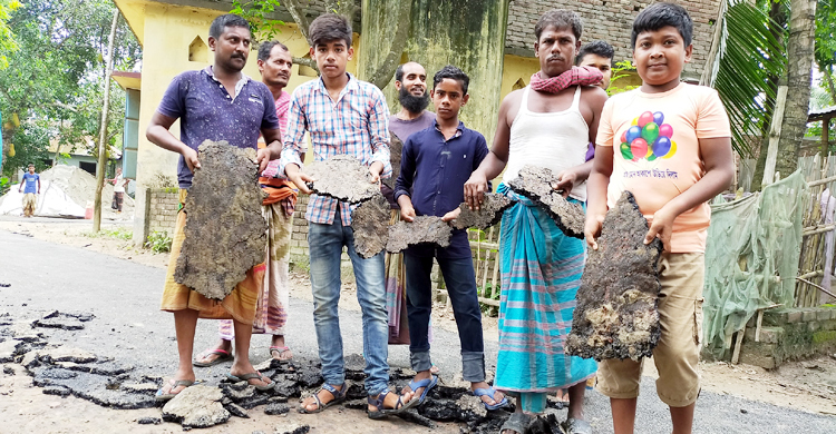 টান দিলেই উঠে আসছে কার্পেটিং, প্রতিবাদ করায় এলাকাবাসীকে হুমকি