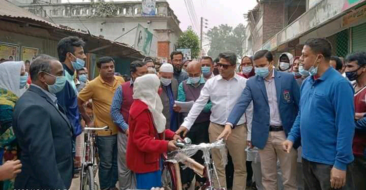 এমপির উদ্যোগ, শিক্ষকের বকা থেকে বাঁচলেন ৩০ শিক্ষার্থী