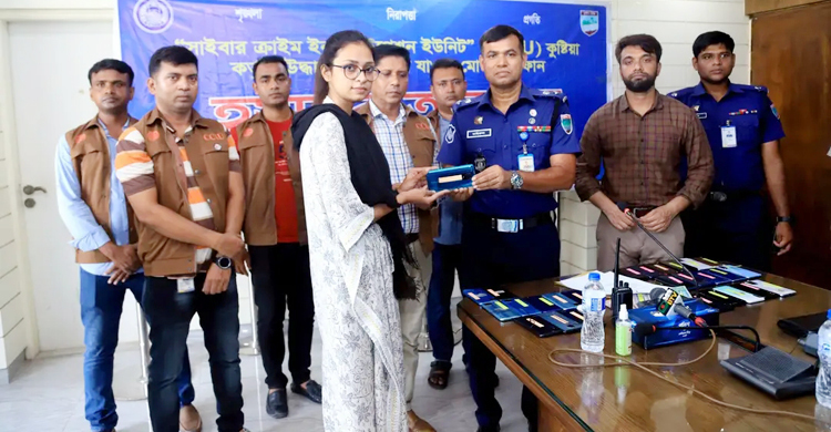 হারিয়ে যাওয়া ২৯ মোবাইল মালিকের হাতে তুলে দিলো পুলিশ