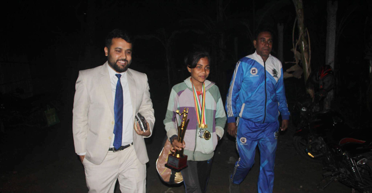 খাবার নেই ক্ষুদে খেলোয়াড়ের বাড়িতে, ছুটে গেলেন ইউএনও