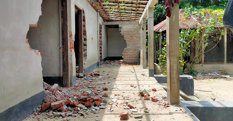 কুষ্টিয়ায় দুই গ্রুপের সংঘর্ষ, বাড়িঘর ভাঙচুর