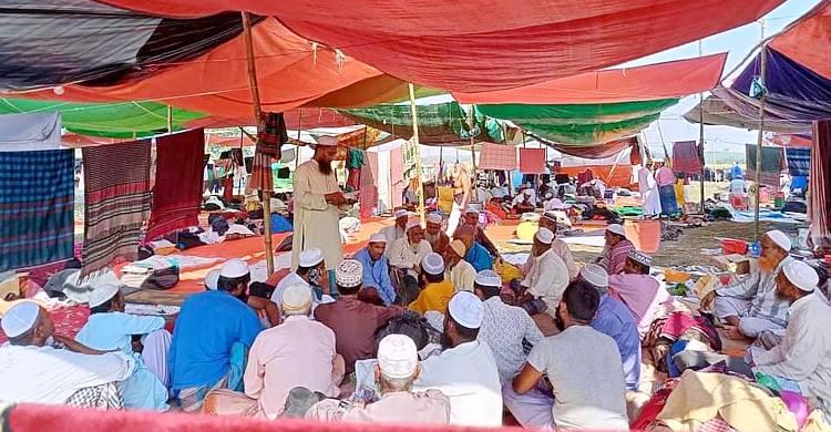 প্রশাসনের নিষেধাজ্ঞা উপেক্ষা করেই কুষ্টিয়ায় চলছে ইজতেমা