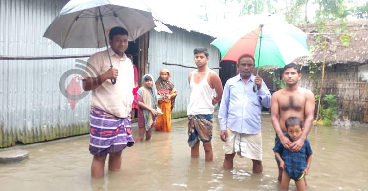 লালমনিরহাটে সানিয়াজান নদীর পানি বেড়ে বন্দি ১২০০ পরিবার
