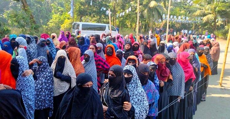 আতঙ্কের মধ্যেও কেন্দ্রে সরব নারী ভোটাররা