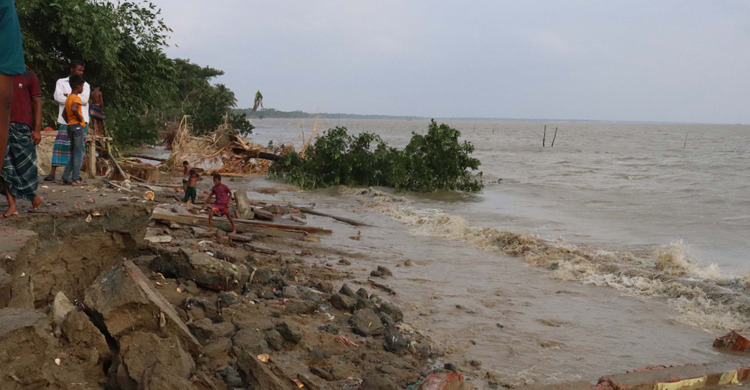 অস্বাভাবিক জোয়ারে লক্ষ্মীপুর উপকূলে ভাঙন