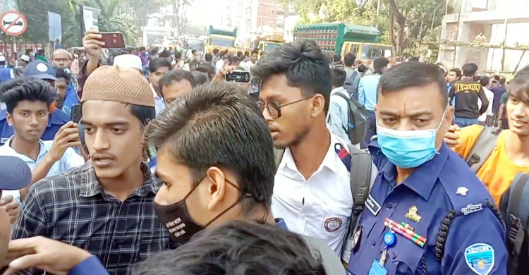 লক্ষ্মীপুরে শিক্ষার্থীদের সড়ক অবরোধে পুলিশের লাঠিচার্জ, আহত ৫