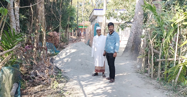 বাড়ির রাস্তায় বালুর স্তূপ, ২০ দিন ধরে ব্যবসায়ী পরিবার অবরুদ্ধ