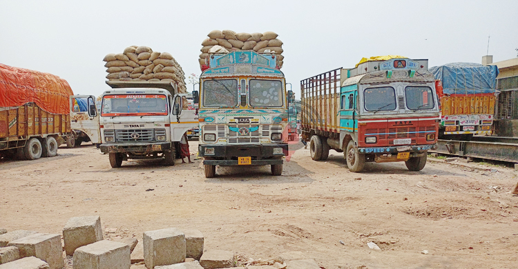 বুড়িমারী স্থলবন্দরে জায়গা সংকট, বাড়ছে ট্রাকের জট