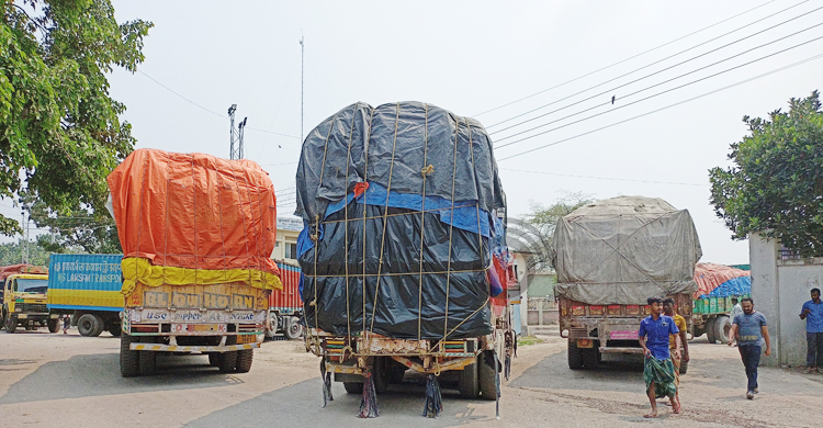 বুড়িমারী স্থলবন্দরে জায়গা সংকট, বাড়ছে ট্রাকের জট