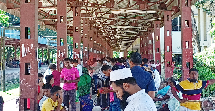লালমনিরহাট রেলস্টেশনে যাত্রীর ঢল