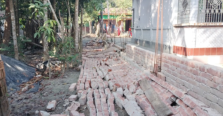 বাড়ির রাস্তায় বালুর স্তূপ, ২০ দিন ধরে ব্যবসায়ী পরিবার অবরুদ্ধ