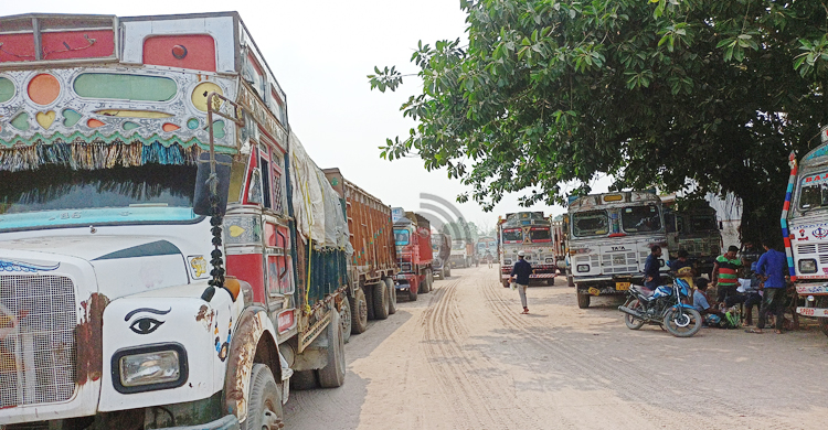 বুড়িমারী স্থলবন্দরে জায়গা সংকট, বাড়ছে ট্রাকের জট