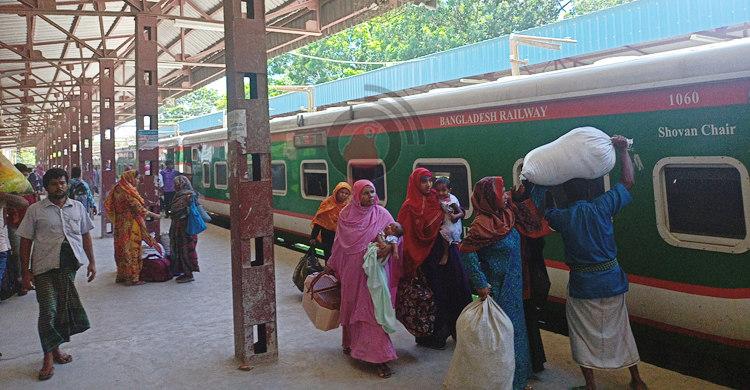 লালমনিরহাট রেলস্টেশনে যাত্রীর ঢল
