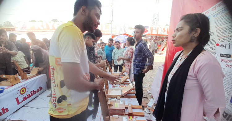 মিনিটে ১০ রুটি, চট্টগ্রামে লাইবার স্টলে নারীদের ভিড়