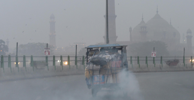 বায়ুদূষণে আজও শীর্ষে লাহোর, চতুর্থ অবস্থানে ঢাকা