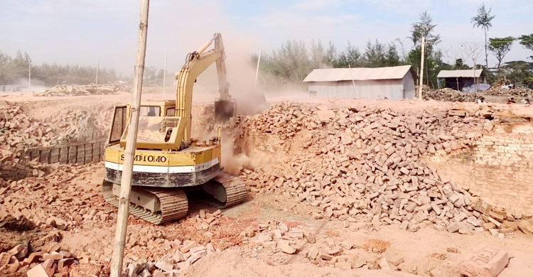 লক্ষ্মীপুরে ১৪ অবৈধ ইটভাটায় অভিযান