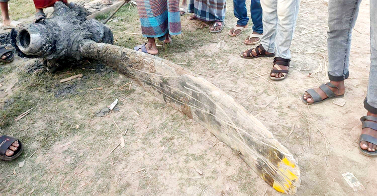 মাটি খুঁড়তেই বের হলো হেলিকপ্টারের পাখা