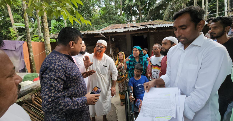 রাস্তা থেকে সেই টিনের বেড়া সরিয়ে দিলেন লক্ষ্মীপুরের মেয়র
