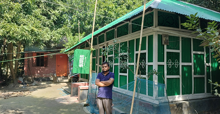 গ্রামের একমাত্র সৌদিভক্ত ঘর সাজালেন পতাকার রঙে