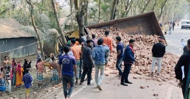 লক্ষ্মীপুরে ইটবোঝাই পিকআপ উল্টে চালকসহ নিহত ২ | মঙ্গলবার, ০৭ ফেব্রুয়ারি ২০২৩