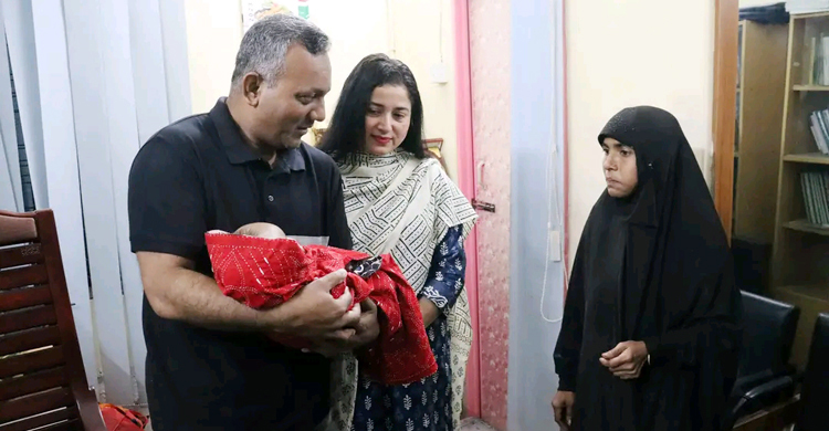 ভিক্ষুকের কাছে রেখে সন্তানকে নিতে ভুলে যান মা