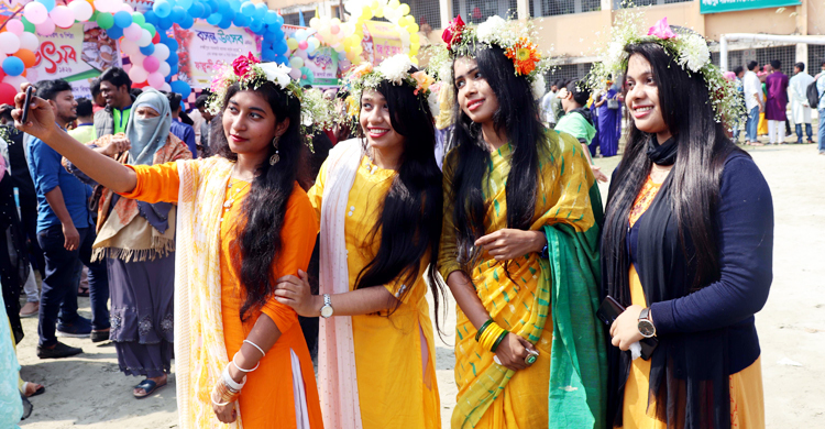বসন্ত ভালোবাসায় মেতেছে সবাই