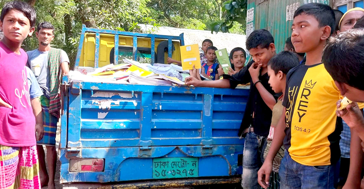 লক্ষ্মীপুরে পিকআপ ভর্তি পাঠ্যবই জব্দ, আটক ২