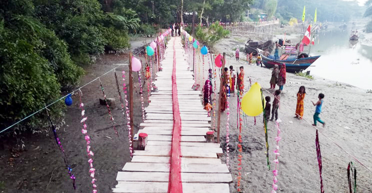 কথা রাখেননি জনপ্রতিনিধিরা, ৬০০ ফুটের সেতু বানালেন যুবকরা