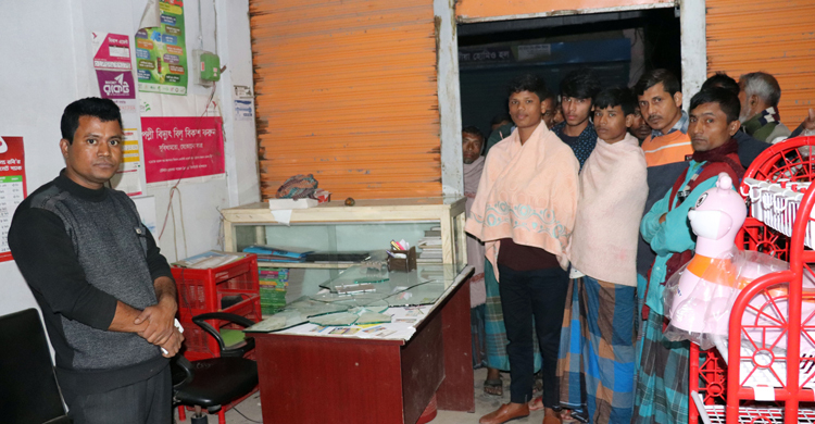 চাঁদা না পেয়ে বিকাশের দোকানে যুবলীগ নেতার হামলা