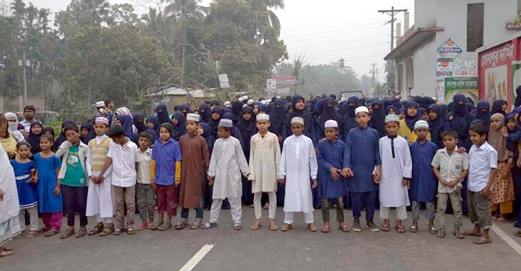 স্কুলে যাওয়ার পথে ট্রাকচাপায় ছাত্রী লাশ, সড়ক অবরোধ