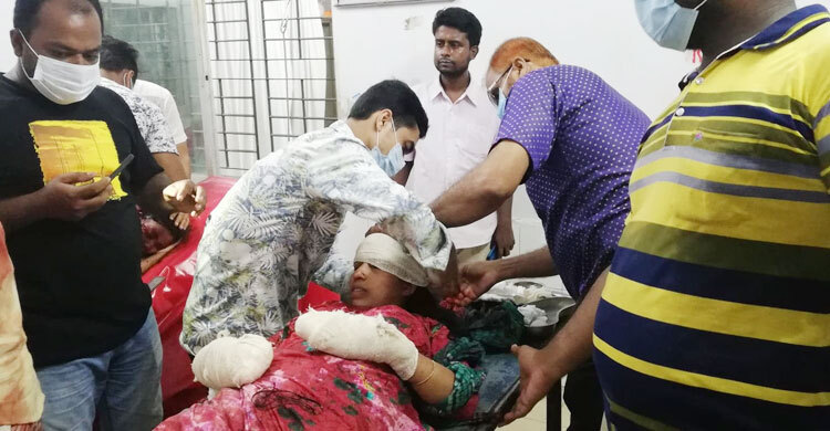 ঘরে ঢুকে প্রবাসীর স্ত্রী-মেয়েকে কুপিয়ে জখম