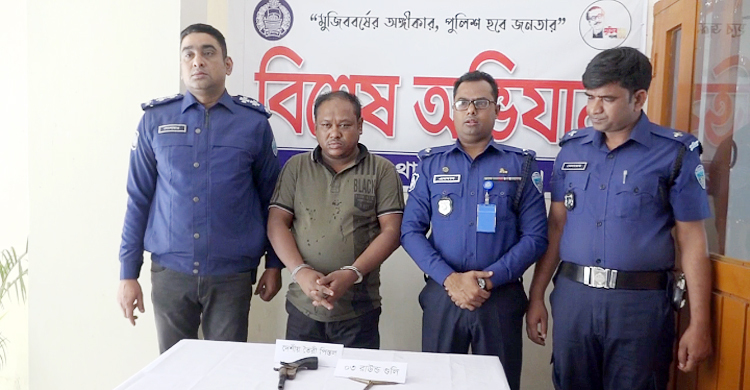 রামগঞ্জে অস্ত্র-গুলিসহ ১৩ মামলার আসামি গ্রেফতার