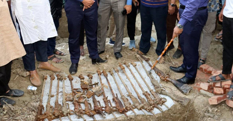 লক্ষ্মীপুরে মাটি খুঁড়ে মিললো পলিথিন মোড়ানো ১৬ আগ্নেয়াস্ত্র