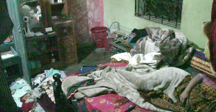 প্রবাসীর ঘরে ঢুকে অস্ত্রের মুখে জিম্মি করে টাকা-স্বর্ণালঙ্কার লুট