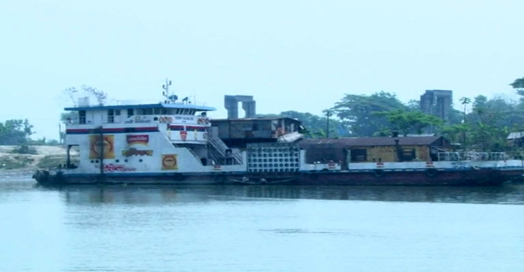 ১৯ যানসহ মেঘনার ডুবোচরে আটকে আছে ফেরি