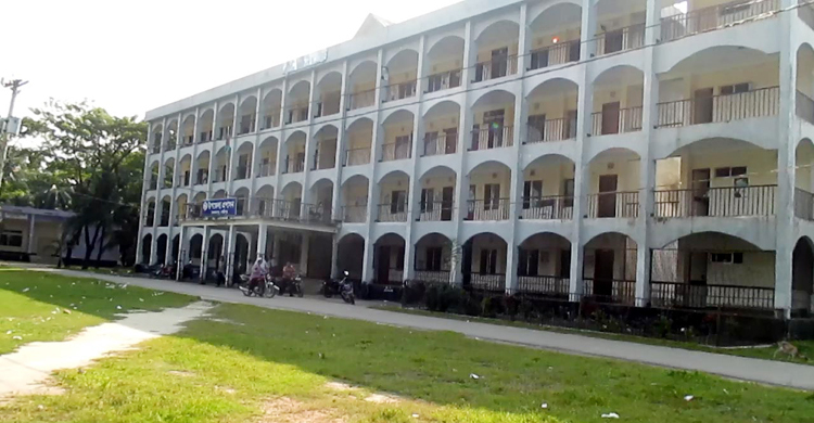 ঘুসের টাকা ফেরত দিলেন প্রিসাইডিং অফিসার