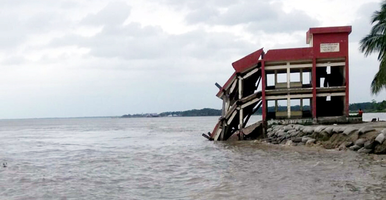 ভয়ঙ্কর রূপ ধারণ করল মেঘনা