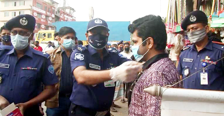 মাস্ক হাতে রাস্তায় পুলিশ সুপার