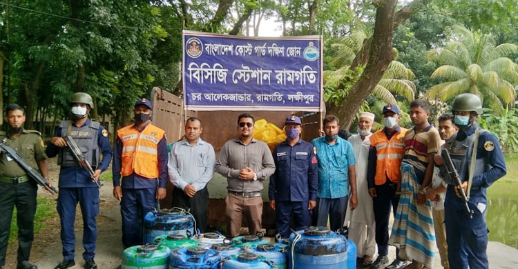 লক্ষ্মীপুরে ১৩ ড্রাম চিংড়ি পোনা জব্দ, দুজনের জরিমানা