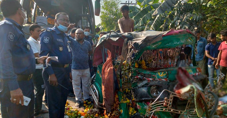 বাস-অটোরিকশা সংঘর্ষে প্রাণ গেল দুইজনের
