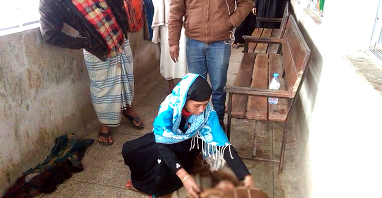 বাড়িতে ঢুকে গৃহবধূকে কুপিয়ে হত্যা