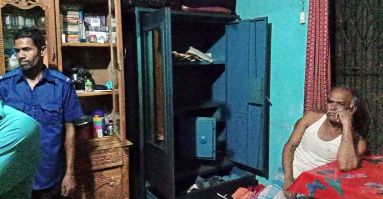 রায়পুরে প্রবাসীর বাড়িতে ডাকাতি, যুবক আটক