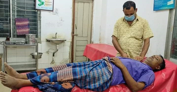 চোর ধরতে অটোরিকশা চালককে আটকে রেখে চেয়ারম্যানের নির্যাতন