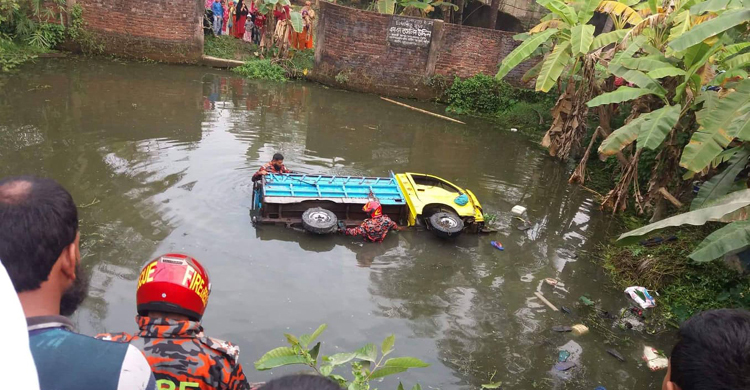 চাকা ফেটে পিকআপ খাদে, নিহত ৪