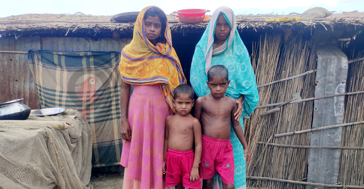 খুপরির নড়বড়ে চালার মতো লাল বানুর জীবন