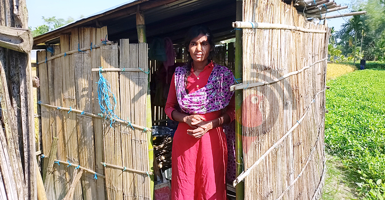 শীতে খুপড়ি ঘরে দিন কাটছে অসহায় লাজলীর