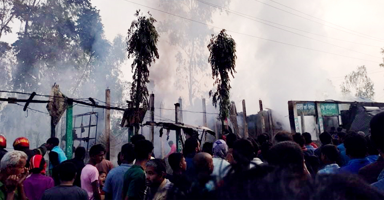 লালমনিরহাটে মুহূর্তেই পুড়ে ছাই ১২ ব্যবসাপ্রতিষ্ঠান