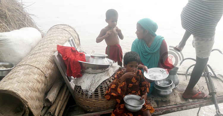তিস্তাপাড়ে বানভাসি মানুষের দুর্ভোগ চরমে